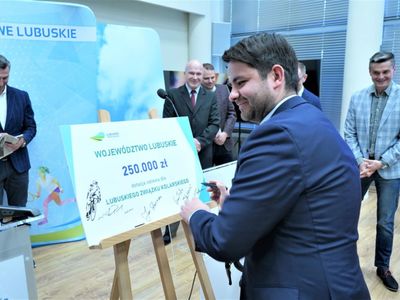 Konferencja prasowa w UMWL w Zielonej Górze na temat: „Szosowa Lubuska Liga Kolarska” oraz „Kolarska Młodzieżowa Reprezentacja Województwa Lubuskiego”. Lubuski Związek Kolarski otrzymał od Samorządu Województwa Lubuskiego dotację celową w wysokości 250 tys. zł.  