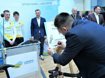 Konferencja prasowa w UMWL w Zielonej Górze na temat: „Szosowa Lubuska Liga Kolarska” oraz „Kolarska Młodzieżowa Reprezentacja Województwa Lubuskiego”. Lubuski Związek Kolarski otrzymał od Samorządu Województwa Lubuskiego dotację celową w wysokości 250 tys. zł.  