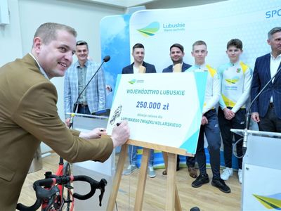 Konferencja prasowa w UMWL w Zielonej Górze na temat: „Szosowa Lubuska Liga Kolarska” oraz „Kolarska Młodzieżowa Reprezentacja Województwa Lubuskiego”. Lubuski Związek Kolarski otrzymał od Samorządu Województwa Lubuskiego dotację celową w wysokości 250 tys. zł.  
