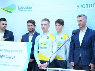 Konferencja prasowa w UMWL w Zielonej Górze na temat: „Szosowa Lubuska Liga Kolarska” oraz „Kolarska Młodzieżowa Reprezentacja Województwa Lubuskiego”. Lubuski Związek Kolarski otrzymał od Samorządu Województwa Lubuskiego dotację celową w wysokości 250 tys. zł.  