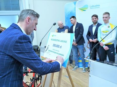 Konferencja prasowa w UMWL w Zielonej Górze na temat: „Szosowa Lubuska Liga Kolarska” oraz „Kolarska Młodzieżowa Reprezentacja Województwa Lubuskiego”. Lubuski Związek Kolarski otrzymał od Samorządu Województwa Lubuskiego dotację celową w wysokości 250 tys. zł.  