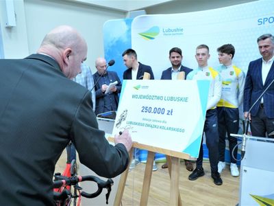 Konferencja prasowa w UMWL w Zielonej Górze na temat: „Szosowa Lubuska Liga Kolarska” oraz „Kolarska Młodzieżowa Reprezentacja Województwa Lubuskiego”. Lubuski Związek Kolarski otrzymał od Samorządu Województwa Lubuskiego dotację celową w wysokości 250 tys. zł.  