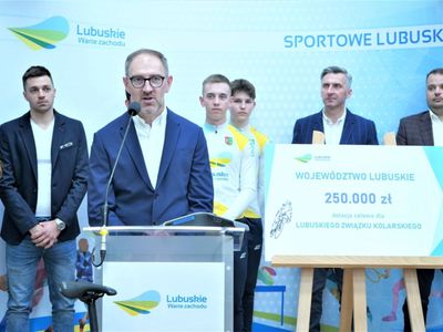 Konferencja prasowa w UMWL w Zielonej Górze na temat: „Szosowa Lubuska Liga Kolarska” oraz „Kolarska Młodzieżowa Reprezentacja Województwa Lubuskiego”. Lubuski Związek Kolarski otrzymał od Samorządu Województwa Lubuskiego dotację celową w wysokości 250 tys. zł.  