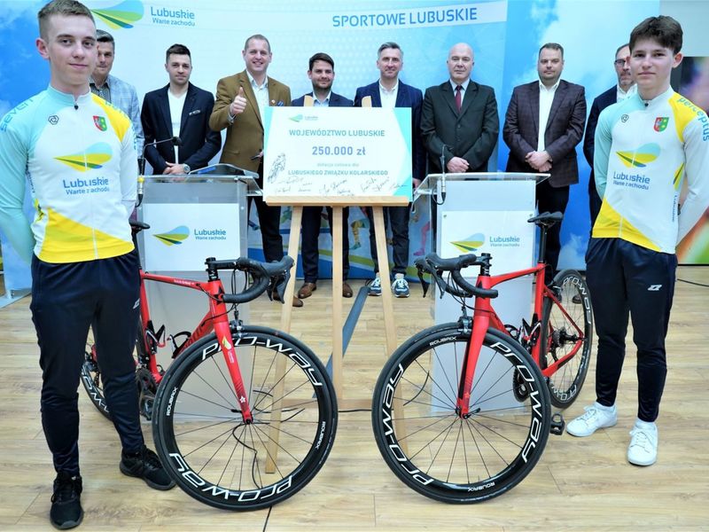 Konferencja prasowa w UMWL w Zielonej Górze na temat: „Szosowa Lubuska Liga Kolarska” oraz „Kolarska Młodzieżowa Reprezentacja Województwa Lubuskiego”. Lubuski Związek Kolarski otrzymał od Samorządu Województwa Lubuskiego dotację celową w wysokości 250 tys. zł.
