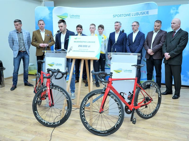 Konferencja prasowa w UMWL w Zielonej Górze na temat: „Szosowa Lubuska Liga Kolarska” oraz „Kolarska Młodzieżowa Reprezentacja Województwa Lubuskiego”. Lubuski Związek Kolarski otrzymał od Samorządu Województwa Lubuskiego dotację celową w wysokości 250 tys. zł.