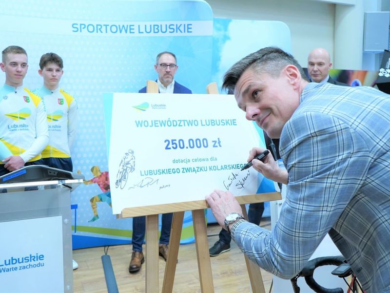 Konferencja prasowa w UMWL w Zielonej Górze na temat: „Szosowa Lubuska Liga Kolarska” oraz „Kolarska Młodzieżowa Reprezentacja Województwa Lubuskiego”. Lubuski Związek Kolarski otrzymał od Samorządu Województwa Lubuskiego dotację celową w wysokości 250 tys. zł.
