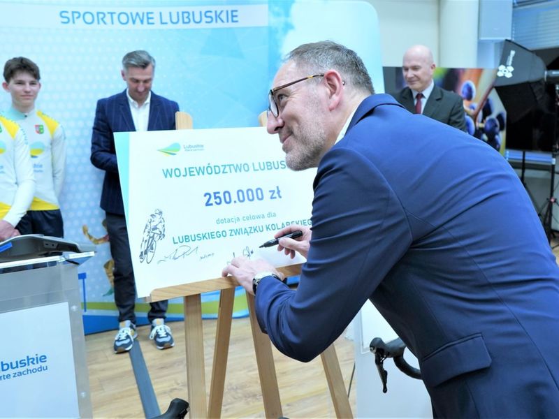 Konferencja prasowa w UMWL w Zielonej Górze na temat: „Szosowa Lubuska Liga Kolarska” oraz „Kolarska Młodzieżowa Reprezentacja Województwa Lubuskiego”. Lubuski Związek Kolarski otrzymał od Samorządu Województwa Lubuskiego dotację celową w wysokości 250 tys. zł.