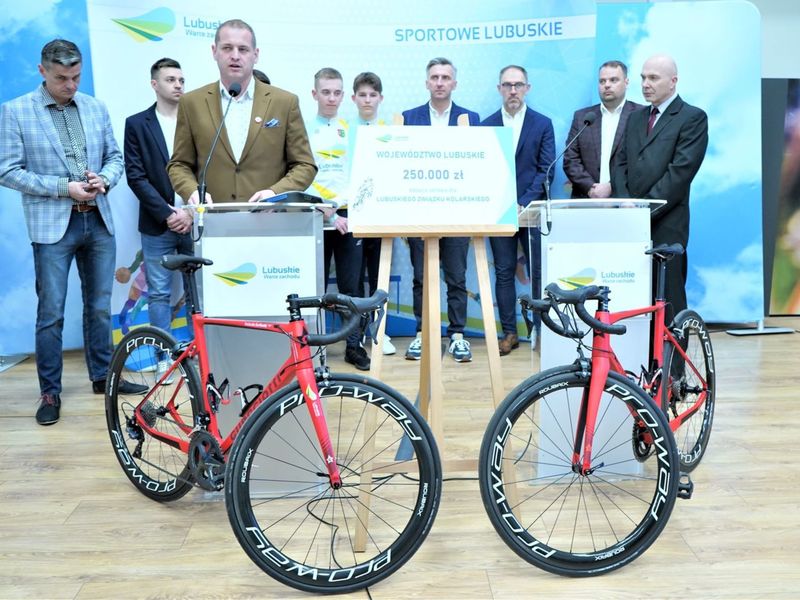 Konferencja prasowa w UMWL w Zielonej Górze na temat: „Szosowa Lubuska Liga Kolarska” oraz „Kolarska Młodzieżowa Reprezentacja Województwa Lubuskiego”. Lubuski Związek Kolarski otrzymał od Samorządu Województwa Lubuskiego dotację celową w wysokości 250 tys. zł.