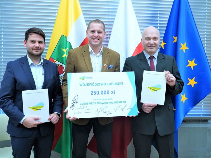 Konferencja prasowa w UMWL w Zielonej Górze na temat: „Szosowa Lubuska Liga Kolarska” oraz „Kolarska Młodzieżowa Reprezentacja Województwa Lubuskiego”. Lubuski Związek Kolarski otrzymał od Samorządu Województwa Lubuskiego dotację celową w wysokości 250 tys. zł.
