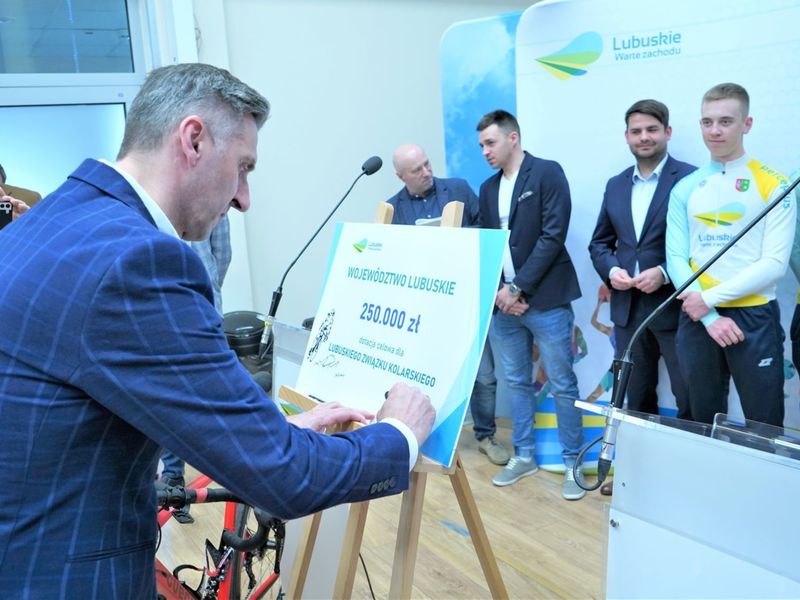 Konferencja prasowa w UMWL w Zielonej Górze na temat: „Szosowa Lubuska Liga Kolarska” oraz „Kolarska Młodzieżowa Reprezentacja Województwa Lubuskiego”. Lubuski Związek Kolarski otrzymał od Samorządu Województwa Lubuskiego dotację celową w wysokości 250 tys. zł.