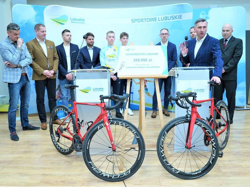 Konferencja prasowa w UMWL w Zielonej Górze na temat: „Szosowa Lubuska Liga Kolarska” oraz „Kolarska Młodzieżowa Reprezentacja Województwa Lubuskiego”. Lubuski Związek Kolarski otrzymał od Samorządu Województwa Lubuskiego dotację celową w wysokości 250 tys. zł.