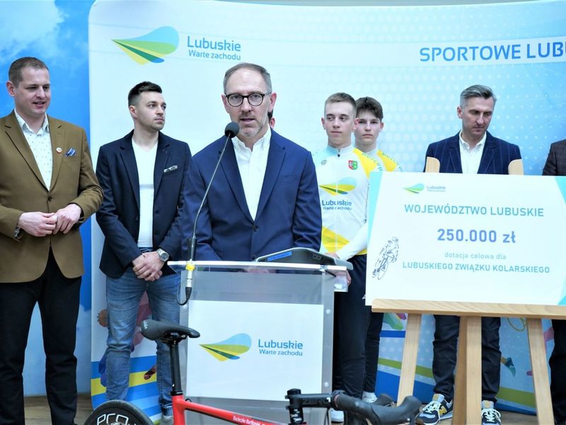 Konferencja prasowa w UMWL w Zielonej Górze na temat: „Szosowa Lubuska Liga Kolarska” oraz „Kolarska Młodzieżowa Reprezentacja Województwa Lubuskiego”. Lubuski Związek Kolarski otrzymał od Samorządu Województwa Lubuskiego dotację celową w wysokości 250 tys. zł.