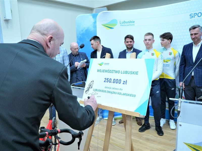 Konferencja prasowa w UMWL w Zielonej Górze na temat: „Szosowa Lubuska Liga Kolarska” oraz „Kolarska Młodzieżowa Reprezentacja Województwa Lubuskiego”. Lubuski Związek Kolarski otrzymał od Samorządu Województwa Lubuskiego dotację celową w wysokości 250 tys. zł.