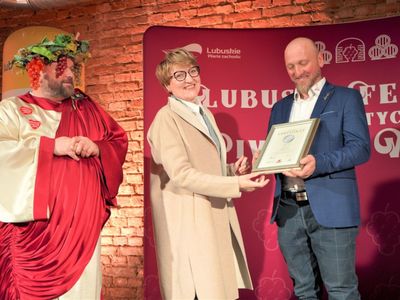 30 kwietnia 2022 r. II Lubuski Festiwal Otwartych Piwnic i Winnic Zielona Góra-Zabór 2022. Gala konkursu „Wino warte zachodu”. W zabytkowej dawnej piwnicy Ernesta Muehle w Parku Sowińskiego, laury – w towarzystwie Bachusa – wręczała marszałek województwa lubuskiego Elżbieta Anna Polak. 