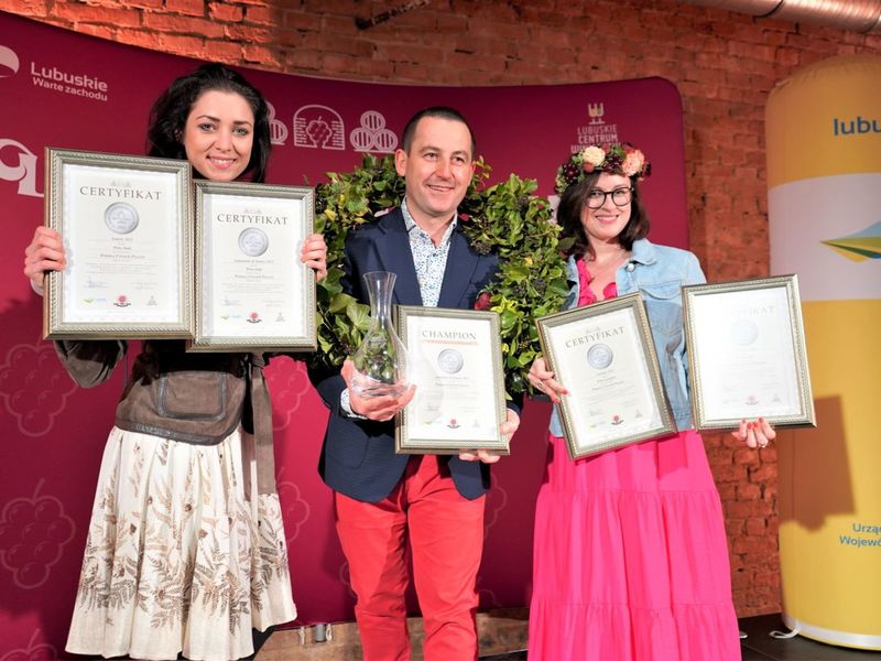 30 kwietnia 2022 r. II Lubuski Festiwal Otwartych Piwnic i Winnic Zielona Góra-Zabór 2022. Gala konkursu „Wino warte zachodu”. W zabytkowej dawnej piwnicy Ernesta Muehle w Parku Sowińskiego, laury – w towarzystwie Bachusa – wręczała marszałek województwa lubuskiego Elżbieta Anna Polak.