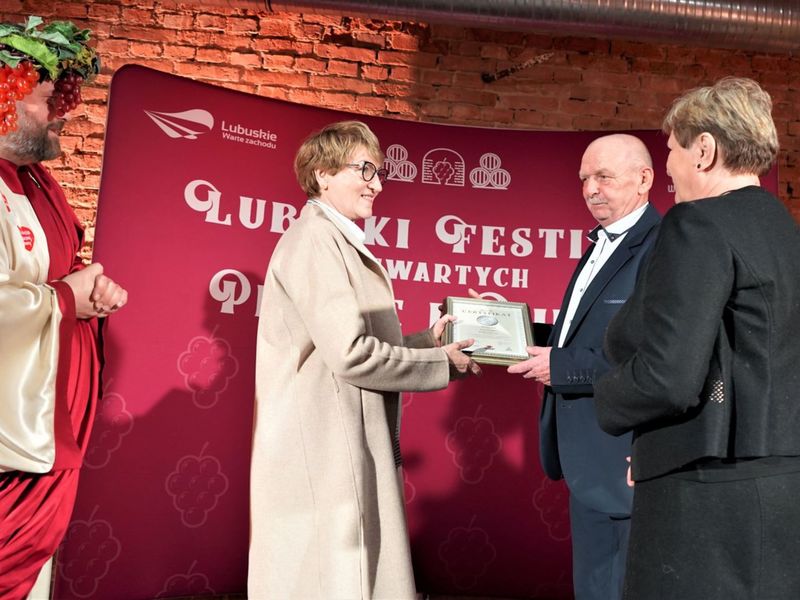 30 kwietnia 2022 r. II Lubuski Festiwal Otwartych Piwnic i Winnic Zielona Góra-Zabór 2022. Gala konkursu „Wino warte zachodu”. W zabytkowej dawnej piwnicy Ernesta Muehle w Parku Sowińskiego, laury – w towarzystwie Bachusa – wręczała marszałek województwa lubuskiego Elżbieta Anna Polak.