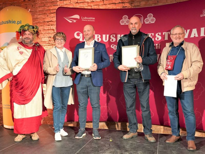 30 kwietnia 2022 r. II Lubuski Festiwal Otwartych Piwnic i Winnic Zielona Góra-Zabór 2022. Gala konkursu „Wino warte zachodu”. W zabytkowej dawnej piwnicy Ernesta Muehle w Parku Sowińskiego, laury – w towarzystwie Bachusa – wręczała marszałek województwa lubuskiego Elżbieta Anna Polak.