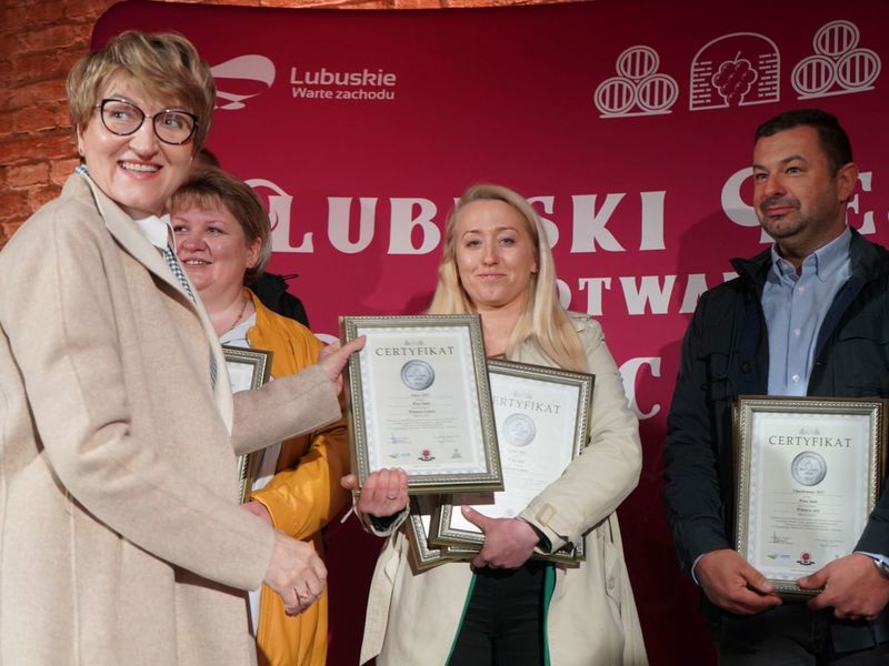 30 kwietnia 2022 r. II Lubuski Festiwal Otwartych Piwnic i Winnic Zielona Góra-Zabór 2022. Gala konkursu „Wino warte zachodu”. W zabytkowej dawnej piwnicy Ernesta Muehle w Parku Sowińskiego, laury – w towarzystwie Bachusa – wręczała marszałek województwa lubuskiego Elżbieta Anna Polak.