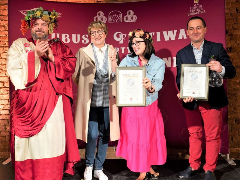30 kwietnia 2022 r. II Lubuski Festiwal Otwartych Piwnic i Winnic Zielona Góra-Zabór 2022. Gala konkursu „Wino warte zachodu”. W zabytkowej dawnej piwnicy Ernesta Muehle w Parku Sowińskiego, laury – w towarzystwie Bachusa – wręczała marszałek województwa lubuskiego Elżbieta Anna Polak.
