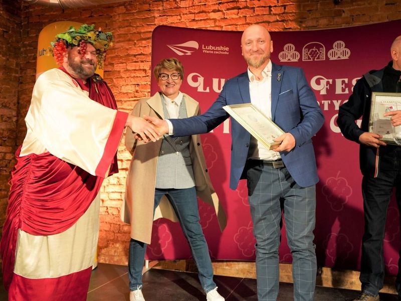 30 kwietnia 2022 r. II Lubuski Festiwal Otwartych Piwnic i Winnic Zielona Góra-Zabór 2022. Gala konkursu „Wino warte zachodu”. W zabytkowej dawnej piwnicy Ernesta Muehle w Parku Sowińskiego, laury – w towarzystwie Bachusa – wręczała marszałek województwa lubuskiego Elżbieta Anna Polak.