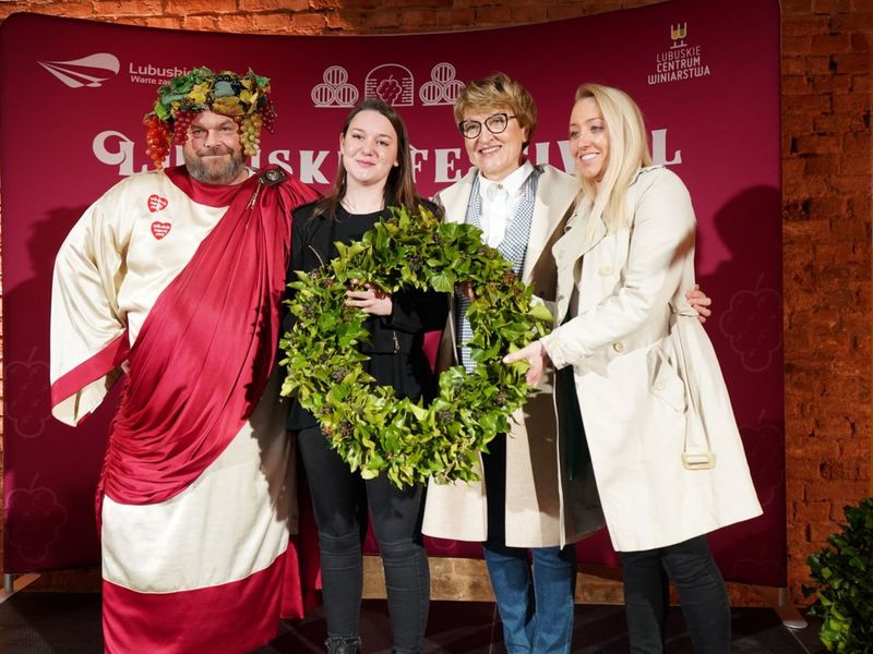 30 kwietnia 2022 r. II Lubuski Festiwal Otwartych Piwnic i Winnic Zielona Góra-Zabór 2022. Gala konkursu „Wino warte zachodu”. W zabytkowej dawnej piwnicy Ernesta Muehle w Parku Sowińskiego, laury – w towarzystwie Bachusa – wręczała marszałek województwa lubuskiego Elżbieta Anna Polak.