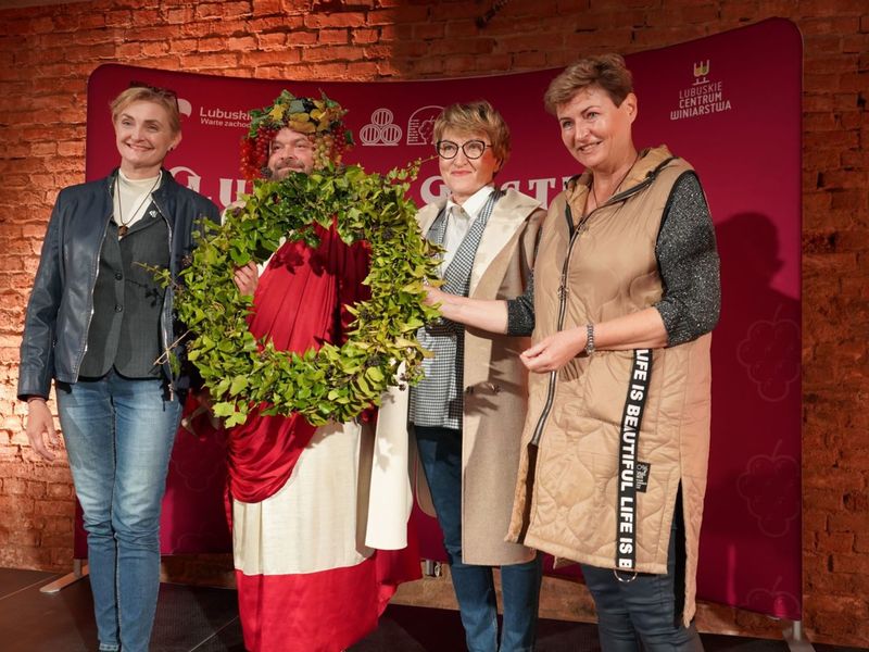 30 kwietnia 2022 r. II Lubuski Festiwal Otwartych Piwnic i Winnic Zielona Góra-Zabór 2022. Gala konkursu „Wino warte zachodu”. W zabytkowej dawnej piwnicy Ernesta Muehle w Parku Sowińskiego, laury – w towarzystwie Bachusa – wręczała marszałek województwa lubuskiego Elżbieta Anna Polak.