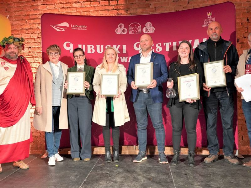 30 kwietnia 2022 r. II Lubuski Festiwal Otwartych Piwnic i Winnic Zielona Góra-Zabór 2022. Gala konkursu „Wino warte zachodu”. W zabytkowej dawnej piwnicy Ernesta Muehle w Parku Sowińskiego, laury – w towarzystwie Bachusa – wręczała marszałek województwa lubuskiego Elżbieta Anna Polak.