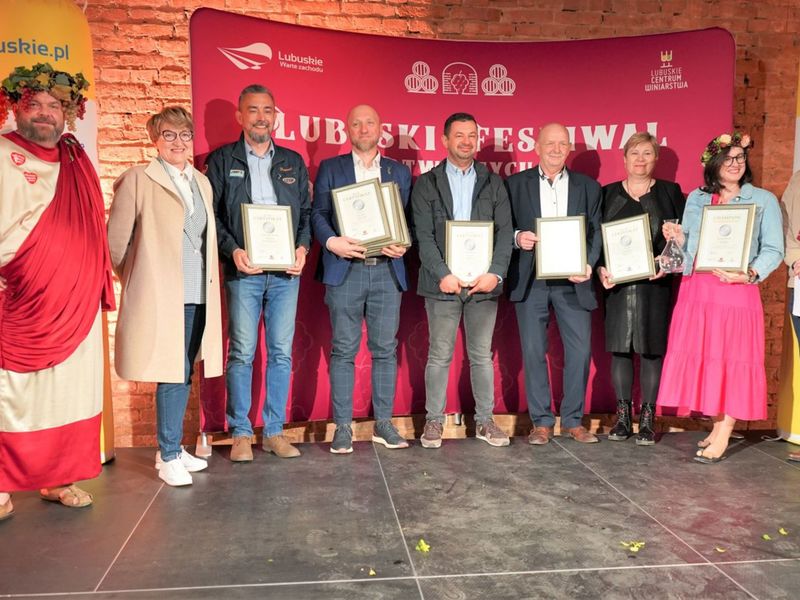 30 kwietnia 2022 r. II Lubuski Festiwal Otwartych Piwnic i Winnic Zielona Góra-Zabór 2022. Gala konkursu „Wino warte zachodu”. W zabytkowej dawnej piwnicy Ernesta Muehle w Parku Sowińskiego, laury – w towarzystwie Bachusa – wręczała marszałek województwa lubuskiego Elżbieta Anna Polak.