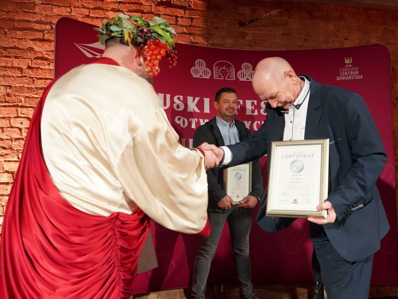 30 kwietnia 2022 r. II Lubuski Festiwal Otwartych Piwnic i Winnic Zielona Góra-Zabór 2022. Gala konkursu „Wino warte zachodu”. W zabytkowej dawnej piwnicy Ernesta Muehle w Parku Sowińskiego, laury – w towarzystwie Bachusa – wręczała marszałek województwa lubuskiego Elżbieta Anna Polak.