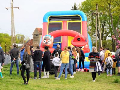 II Lubuski Festiwal Otwartych Piwnic i Winnic – Zielona Góra-Zabór 2022. 30 kwietnia 2022 r. w Lubuskim Centrum Winiarstwa w Zaborze porywające koncerty dali Krzysztof Zalewski, Andrzej Smolik i Kev Fox.