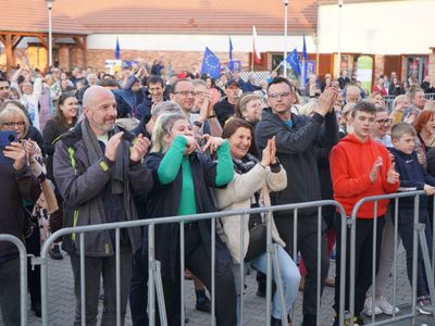 II Lubuski Festiwal Otwartych Piwnic i Winnic – Zielona Góra-Zabór 2022. 30 kwietnia 2022 r. w Lubuskim Centrum Winiarstwa w Zaborze porywające koncerty dali Krzysztof Zalewski, Andrzej Smolik i Kev Fox.