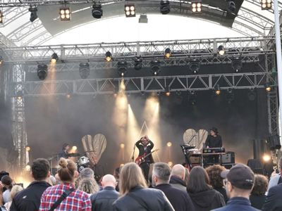 II Lubuski Festiwal Otwartych Piwnic i Winnic – Zielona Góra-Zabór 2022. 30 kwietnia 2022 r. w Lubuskim Centrum Winiarstwa w Zaborze porywające koncerty dali Krzysztof Zalewski, Andrzej Smolik i Kev Fox.