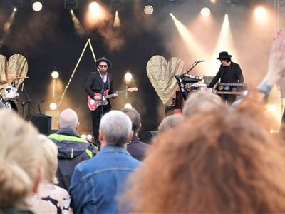 II Lubuski Festiwal Otwartych Piwnic i Winnic – Zielona Góra-Zabór 2022. 30 kwietnia 2022 r. w Lubuskim Centrum Winiarstwa w Zaborze porywające koncerty dali Krzysztof Zalewski, Andrzej Smolik i Kev Fox.