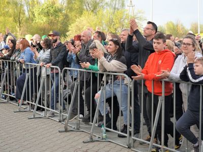 II Lubuski Festiwal Otwartych Piwnic i Winnic – Zielona Góra-Zabór 2022. 30 kwietnia 2022 r. w Lubuskim Centrum Winiarstwa w Zaborze porywające koncerty dali Krzysztof Zalewski, Andrzej Smolik i Kev Fox.