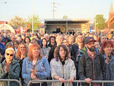 II Lubuski Festiwal Otwartych Piwnic i Winnic – Zielona Góra-Zabór 2022. 30 kwietnia 2022 r. w Lubuskim Centrum Winiarstwa w Zaborze porywające koncerty dali Krzysztof Zalewski, Andrzej Smolik i Kev Fox.