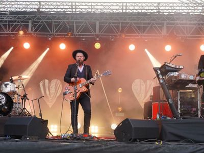 II Lubuski Festiwal Otwartych Piwnic i Winnic – Zielona Góra-Zabór 2022. 30 kwietnia 2022 r. w Lubuskim Centrum Winiarstwa w Zaborze porywające koncerty dali Krzysztof Zalewski, Andrzej Smolik i Kev Fox.