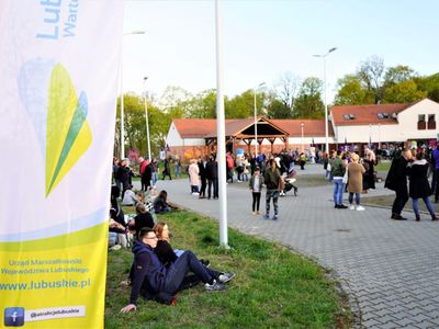 II Lubuski Festiwal Otwartych Piwnic i Winnic – Zielona Góra-Zabór 2022. 30 kwietnia 2022 r. w Lubuskim Centrum Winiarstwa w Zaborze porywające koncerty dali Krzysztof Zalewski, Andrzej Smolik i Kev Fox.