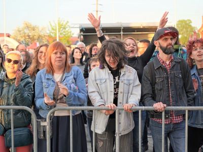 II Lubuski Festiwal Otwartych Piwnic i Winnic – Zielona Góra-Zabór 2022. 30 kwietnia 2022 r. w Lubuskim Centrum Winiarstwa w Zaborze porywające koncerty dali Krzysztof Zalewski, Andrzej Smolik i Kev Fox.