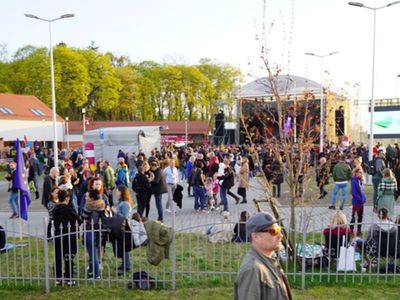 II Lubuski Festiwal Otwartych Piwnic i Winnic – Zielona Góra-Zabór 2022. 30 kwietnia 2022 r. w Lubuskim Centrum Winiarstwa w Zaborze porywające koncerty dali Krzysztof Zalewski, Andrzej Smolik i Kev Fox.