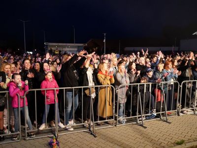 II Lubuski Festiwal Otwartych Piwnic i Winnic – Zielona Góra-Zabór 2022. 30 kwietnia 2022 r. w Lubuskim Centrum Winiarstwa w Zaborze porywające koncerty dali Krzysztof Zalewski, Andrzej Smolik i Kev Fox.