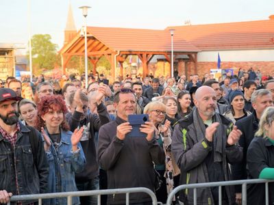 II Lubuski Festiwal Otwartych Piwnic i Winnic – Zielona Góra-Zabór 2022. 30 kwietnia 2022 r. w Lubuskim Centrum Winiarstwa w Zaborze porywające koncerty dali Krzysztof Zalewski, Andrzej Smolik i Kev Fox.