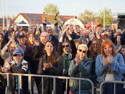 II Lubuski Festiwal Otwartych Piwnic i Winnic – Zielona Góra-Zabór 2022. 30 kwietnia 2022 r. w Lubuskim Centrum Winiarstwa w Zaborze porywające koncerty dali Krzysztof Zalewski, Andrzej Smolik i Kev Fox.