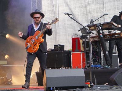 II Lubuski Festiwal Otwartych Piwnic i Winnic – Zielona Góra-Zabór 2022. 30 kwietnia 2022 r. w Lubuskim Centrum Winiarstwa w Zaborze porywające koncerty dali Krzysztof Zalewski, Andrzej Smolik i Kev Fox.