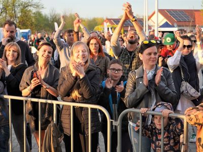 II Lubuski Festiwal Otwartych Piwnic i Winnic – Zielona Góra-Zabór 2022. 30 kwietnia 2022 r. w Lubuskim Centrum Winiarstwa w Zaborze porywające koncerty dali Krzysztof Zalewski, Andrzej Smolik i Kev Fox.