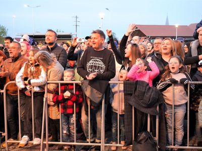 II Lubuski Festiwal Otwartych Piwnic i Winnic – Zielona Góra-Zabór 2022. 30 kwietnia 2022 r. w Lubuskim Centrum Winiarstwa w Zaborze porywające koncerty dali Krzysztof Zalewski, Andrzej Smolik i Kev Fox.