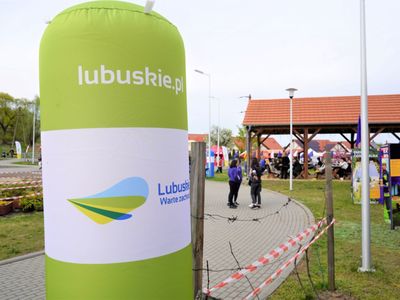 II Lubuski Festiwal Otwartych Piwnic i Winnic – Zielona Góra-Zabór 2022. 30 kwietnia 2022 r. w Lubuskim Centrum Winiarstwa w Zaborze porywające koncerty dali Krzysztof Zalewski, Andrzej Smolik i Kev Fox.