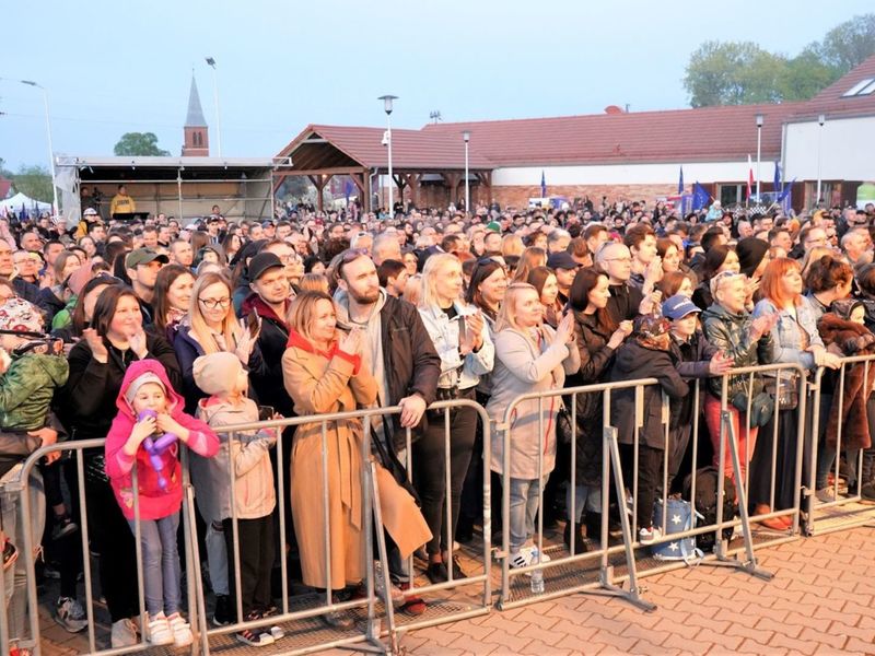 II Lubuski Festiwal Otwartych Piwnic i Winnic – Zielona Góra-Zabór 2022. 30 kwietnia 2022 r. w Lubuskim Centrum Winiarstwa w Zaborze porywające koncerty dali Krzysztof Zalewski, Andrzej Smolik i Kev Fox.