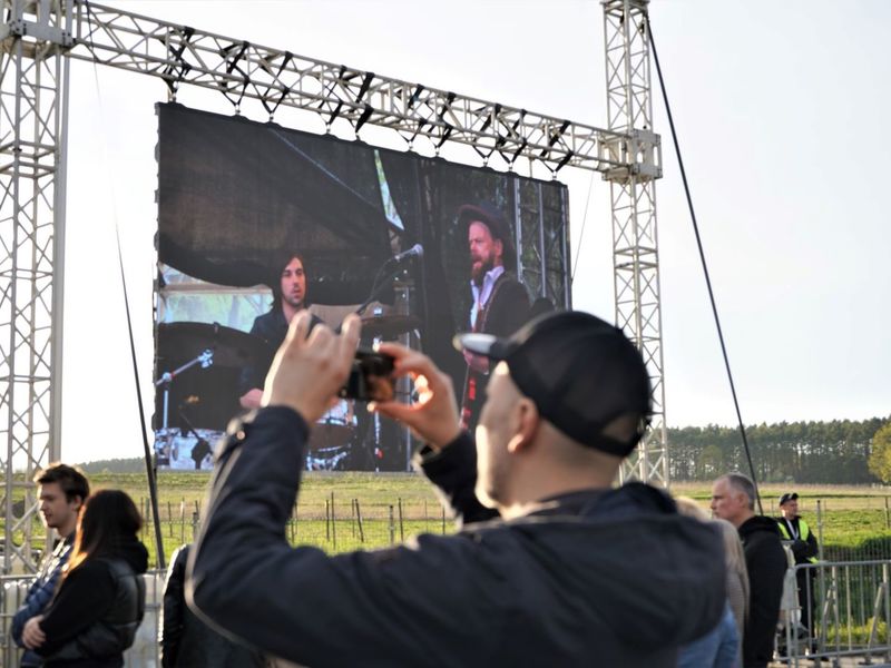 II Lubuski Festiwal Otwartych Piwnic i Winnic – Zielona Góra-Zabór 2022. 30 kwietnia 2022 r. w Lubuskim Centrum Winiarstwa w Zaborze porywające koncerty dali Krzysztof Zalewski, Andrzej Smolik i Kev Fox.