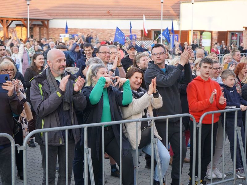 II Lubuski Festiwal Otwartych Piwnic i Winnic – Zielona Góra-Zabór 2022. 30 kwietnia 2022 r. w Lubuskim Centrum Winiarstwa w Zaborze porywające koncerty dali Krzysztof Zalewski, Andrzej Smolik i Kev Fox.
