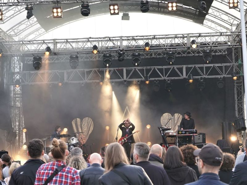 II Lubuski Festiwal Otwartych Piwnic i Winnic – Zielona Góra-Zabór 2022. 30 kwietnia 2022 r. w Lubuskim Centrum Winiarstwa w Zaborze porywające koncerty dali Krzysztof Zalewski, Andrzej Smolik i Kev Fox.